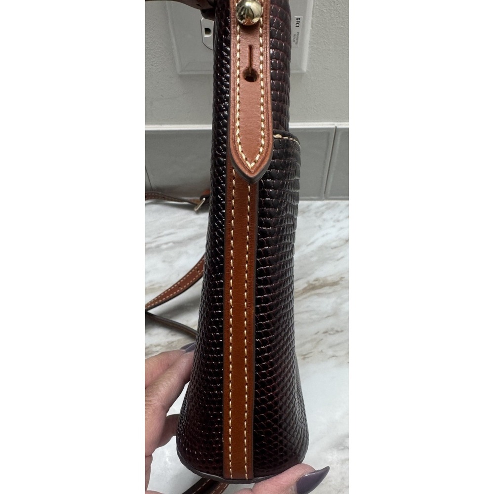Dooney & Bourke Lizard Embossed Letter Carrier Crossbody‎ Black Red - Picture 14 of 15